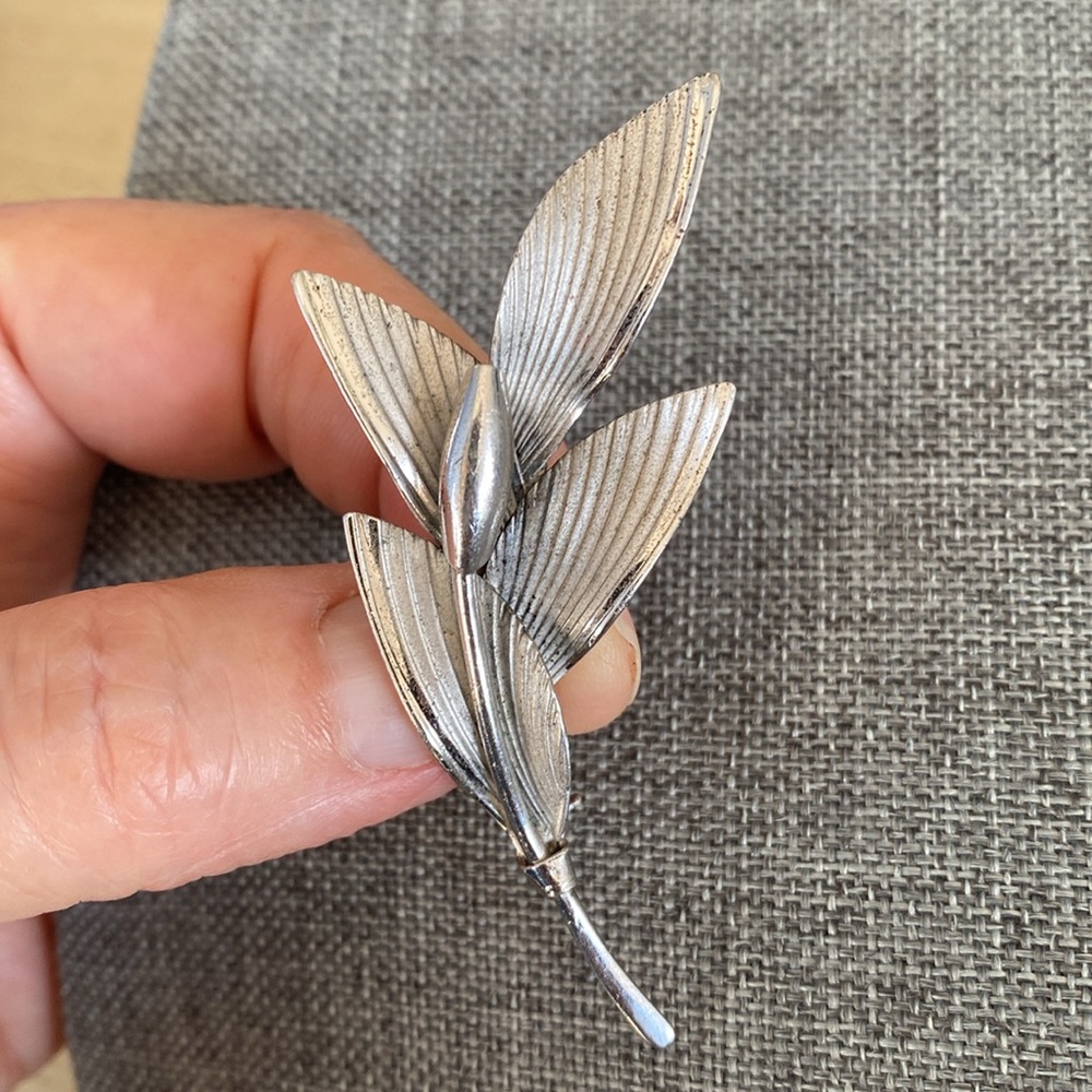 Elegant Sterling Silver Leaf Brooch - Picture 4 of 5